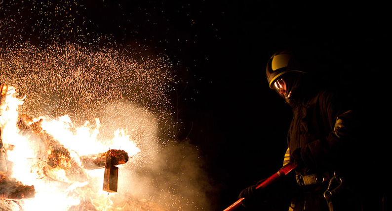 济宁机场组织开展锂电池冒烟起火应急处置演练